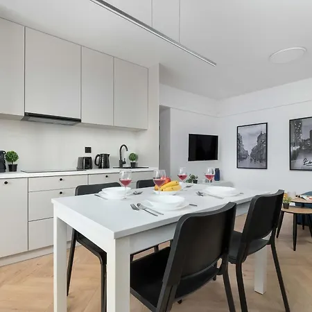 Blue And White In With Furnished Balcony By Renters Appartamento