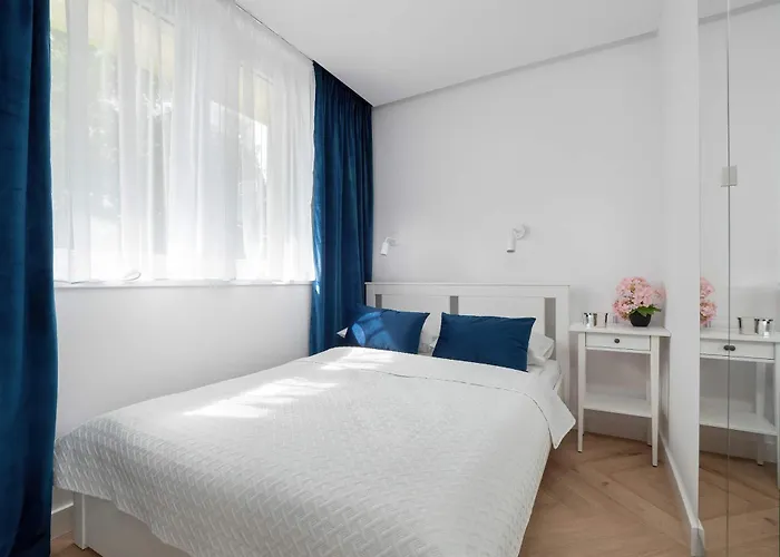 Lejlighed Blue And White In With Furnished Balcony By Renters