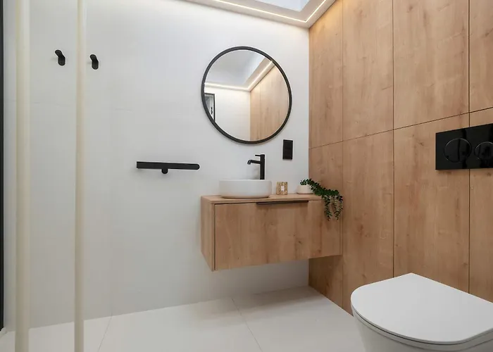 Lejlighed Blue And White In With Furnished Balcony By Renters