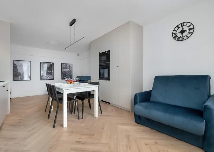 Lejlighed Blue And White In With Furnished Balcony By Renters *