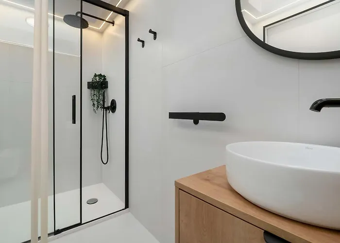 Lejlighed Blue And White In With Furnished Balcony By Renters